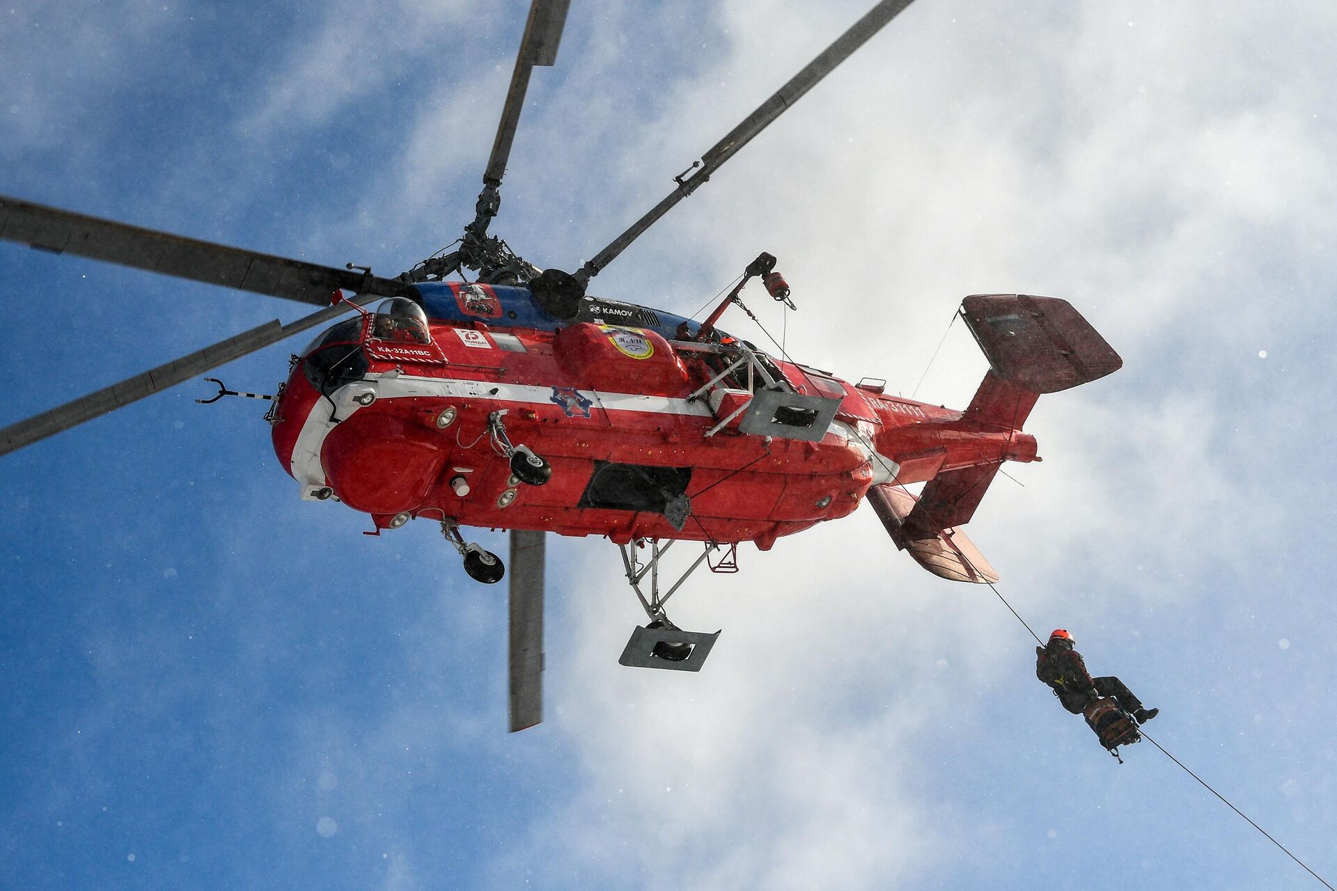 Тренировка спасателей с участием нового пожарного вертолета Ка-32А11ВС - РИА Новости, 1920, 10.02.2021