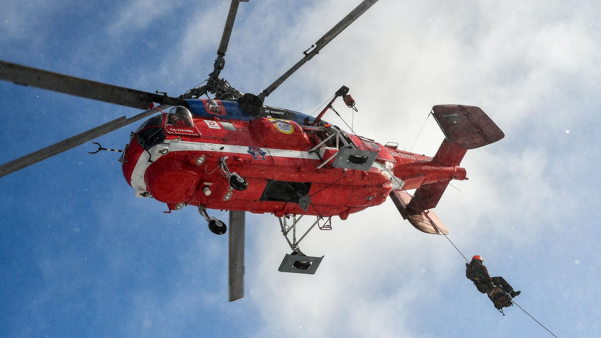 Тренировка спасателей с участием нового пожарного вертолета Ка-32А11ВС - РИА Новости, 1920, 25.03.2021