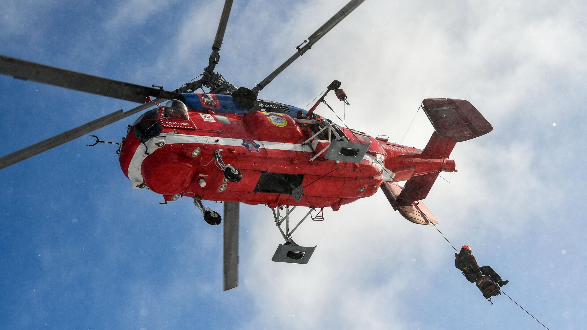 Тренировка спасателей с участием нового пожарного вертолета Ка-32А11ВС - РИА Новости, 1920, 25.03.2021