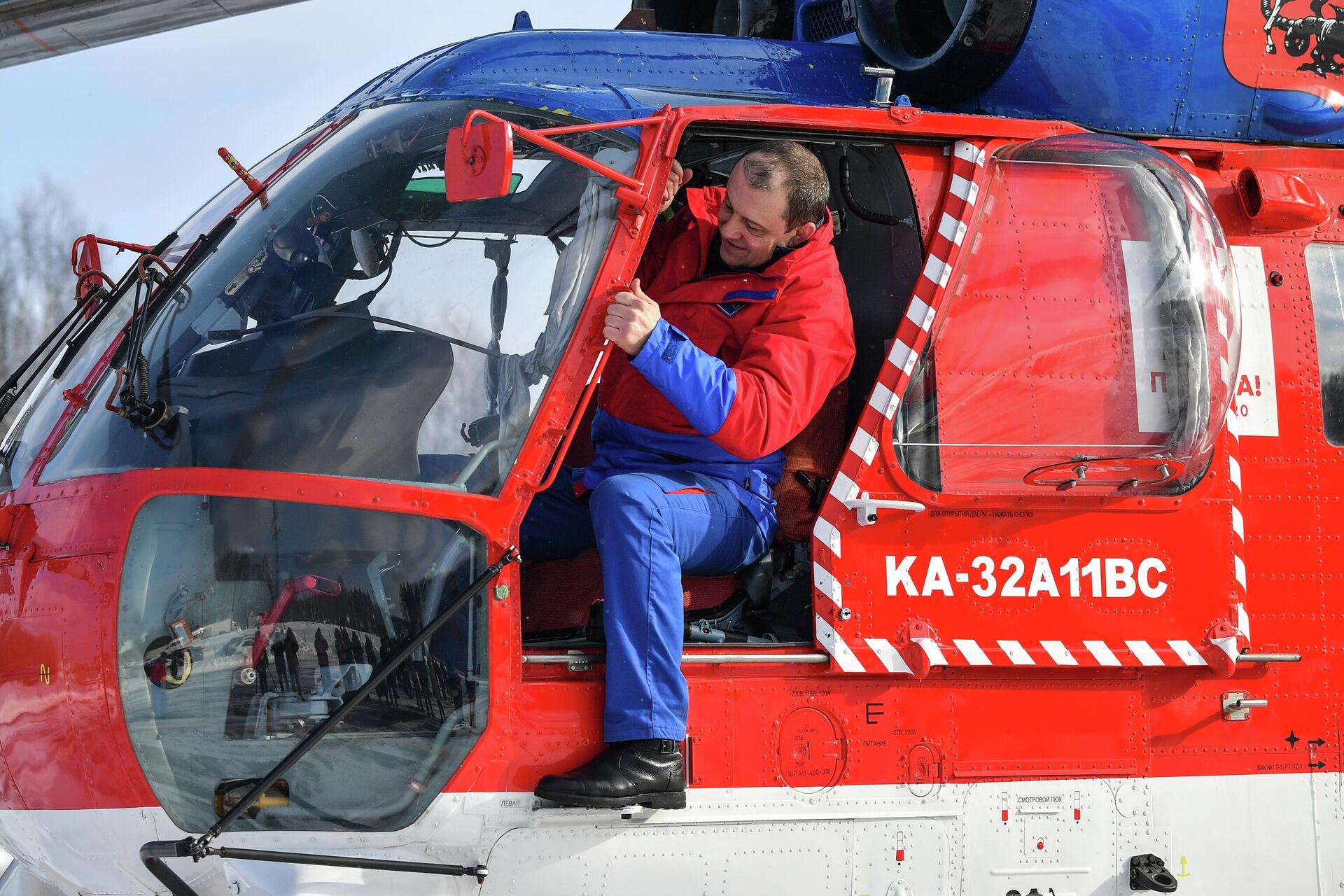 Сотрудник Московского авиационного центра во время показательной тренировки уникальной службы воздушных спасателей с участием нового пожарного вертолета Ка-32А11ВС, приспособленного для полетов в сложных метеоусловиях - РИА Новости, 1920, 10.02.2021