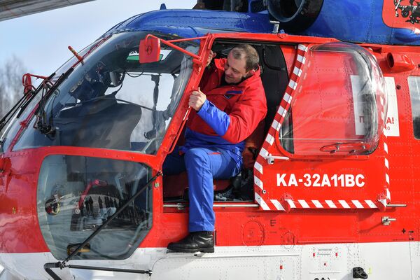 Сотрудник Московского авиационного центра во время показательной тренировки уникальной службы воздушных спасателей с участием нового пожарного вертолета Ка-32А11ВС, приспособленного для полетов в сложных метеоусловиях