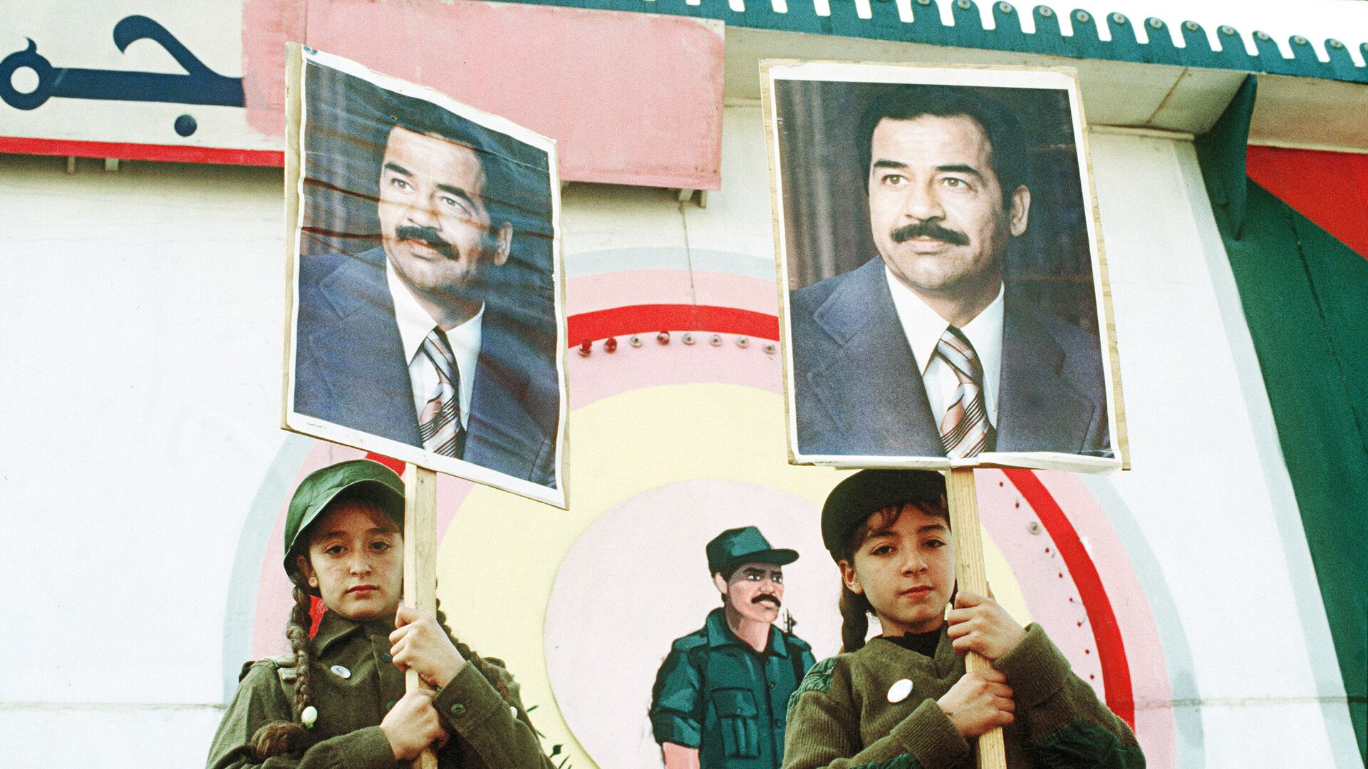 Иракские девочки с портретами президента страны Саддама Хусейна во время антиамериканской демонстрации у посольства США в Багдаде в знак протеста против военных действий в Персидском заливе - РИА Новости, 1920, 07.02.2021