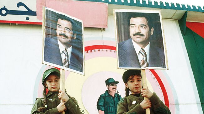 Иракские девочки с портретами президента страны Саддама Хусейна во время антиамериканской демонстрации у посольства США в Багдаде в знак протеста против военных действий в Персидском заливе
