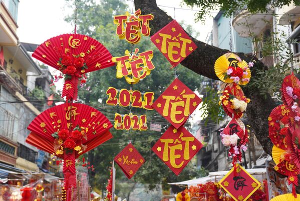 Новогодние украшения на рынке сувениров и украшений для дома на центральной улице Ханоя