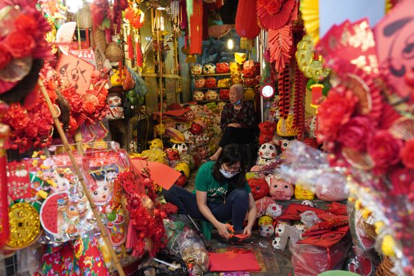 Женщины на рынке новогодних сувениров на центральной улице Ханоя