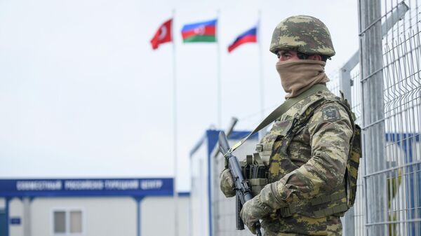 Военнослужащий у Российско-турецкого центра контроля за соблюдением перемирия в Карабахе
