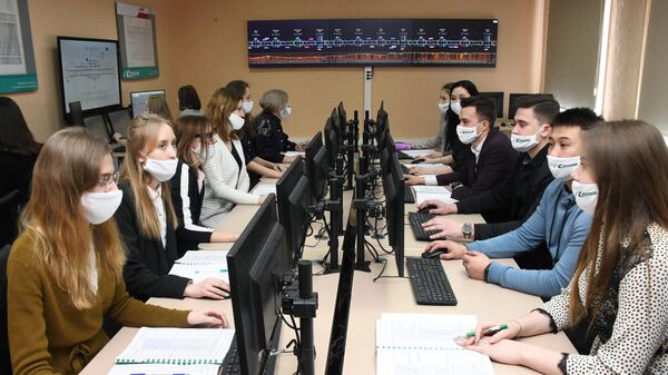Студенты во время занятий в лаборатории Забайкальского института железнодорожного транспорта (ЗабИЖТ) в Чите