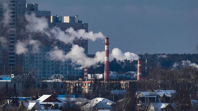 Дым из труб ТЭЦ в микрорайоне Южный в Красногорске