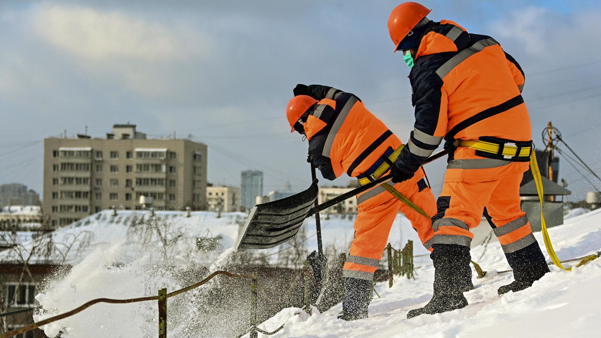 Сотрудники коммунальных служб очищают от снега крышу - РИА Новости, 1920, 27.11.2023
