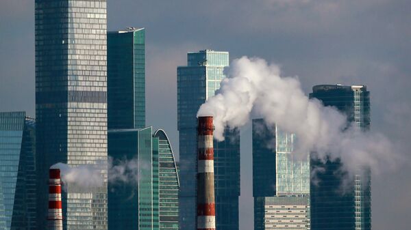 Дым из труб ТЭЦ возле международного делового центра Москва-Сити