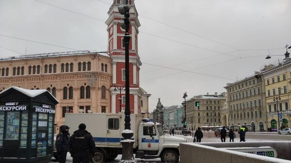 Сотрудники полиции в центре Санкт-Петербурга