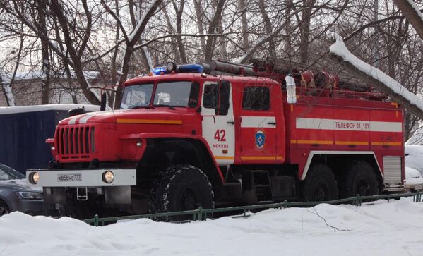 Автомобиль пожарной службы на месте пожара в жилом доме в поселке Мосрентген в Новой Москве