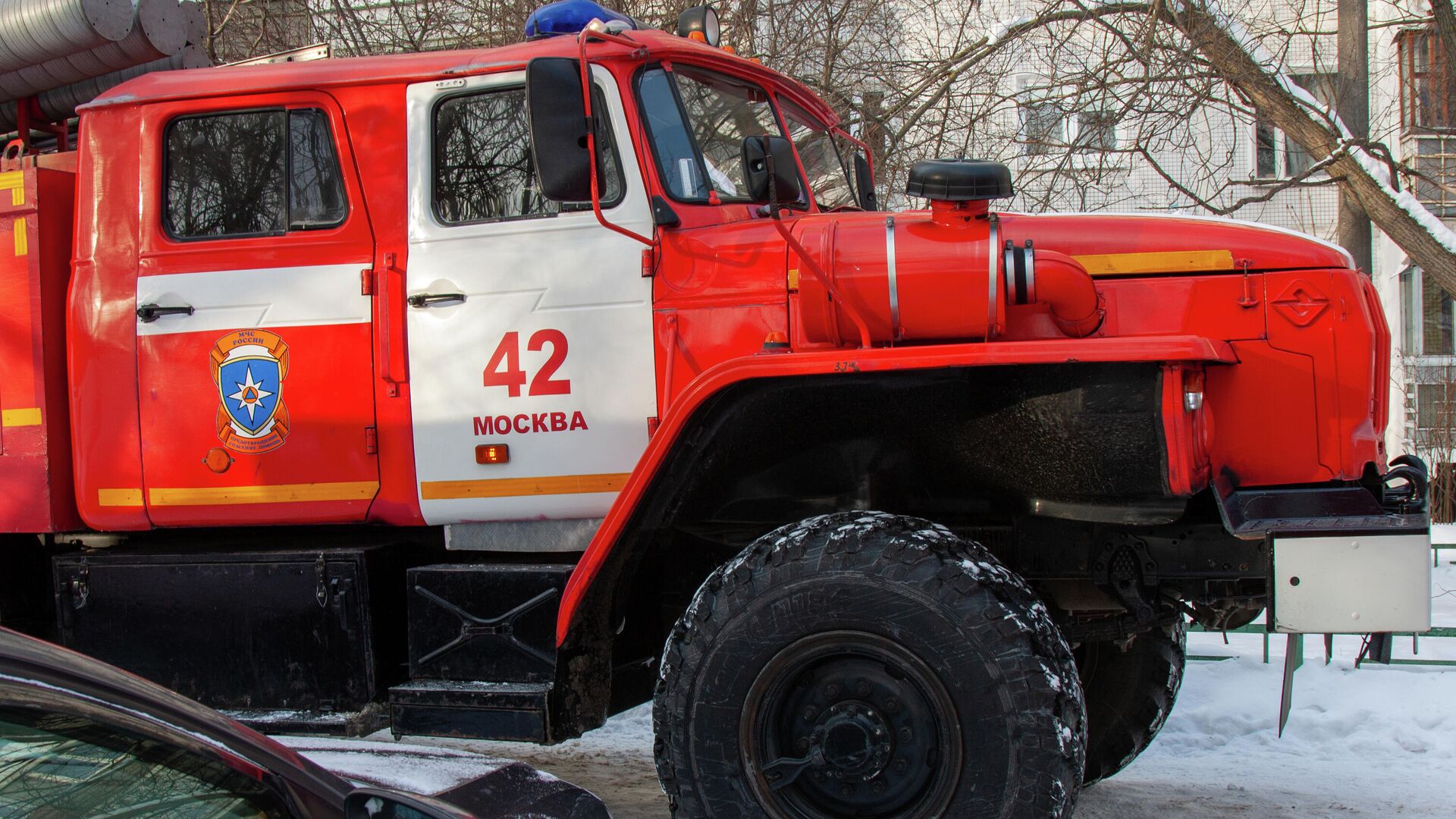 Автомобиль пожарной службы на месте пожара в жилом доме в поселке Мосрентген в Новой Москве - РИА Новости, 1920, 13.02.2021