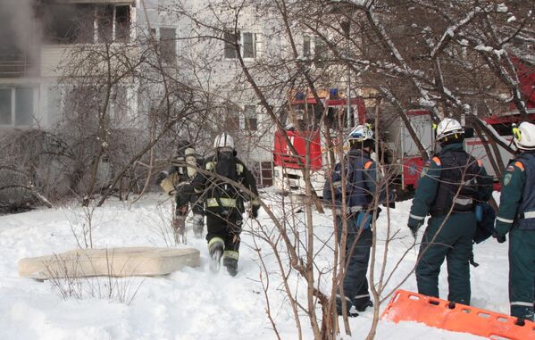 Сотрудники пожарной службы на месте пожара в жилом доме в поселке Мосрентген в Новой Москве