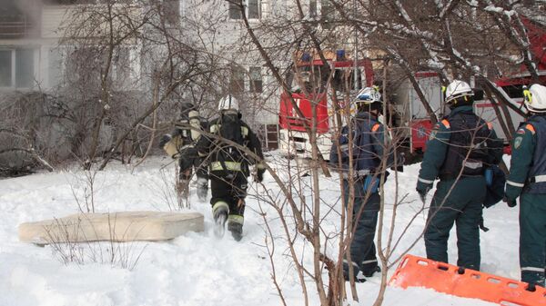 Сотрудники пожарной службы на месте пожара в жилом доме в поселке Мосрентген в Новой Москве