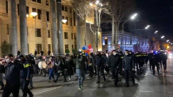 Со свистом и барабанной дробью: акция протеста против коронавирусных ограничений в Тбилиси