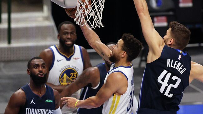 DALLAS, TEXAS - FEBRUARY 06: Stephen Curry #30 of the Golden State Warriors takes a shot against Maxi Kleber #42 of the Dallas Mavericks in the fourth quarter at American Airlines Center on February 06, 2021 in Dallas, Texas. NOTE TO USER: User expressly acknowledges and agrees that, by downloading and/or using this photograph, user is consenting to the terms and conditions of the Getty Images License Agreement.   Ronald Martinez/Getty Images/AFP