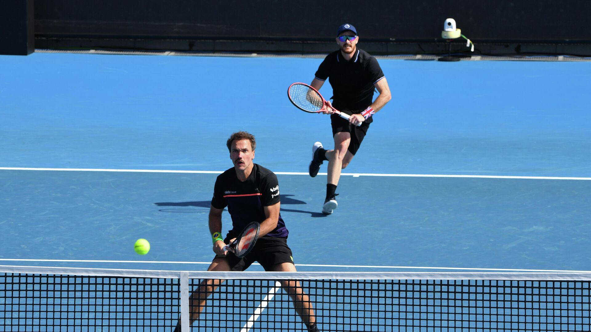 Britain's Jamie Murray (R) and partner Brazil's Bruno Soares (L) prepare to hit a return against Colombia's Juan Sebastian Cabal and Robert Farah during their Great Ocean Road Open men's doubles final match in Melbourne on February 7, 2021. (Photo by Paul CROCK / AFP) / -- IMAGE RESTRICTED TO EDITORIAL USE - STRICTLY NO COMMERCIAL USE -- - РИА Новости, 1920, 07.02.2021