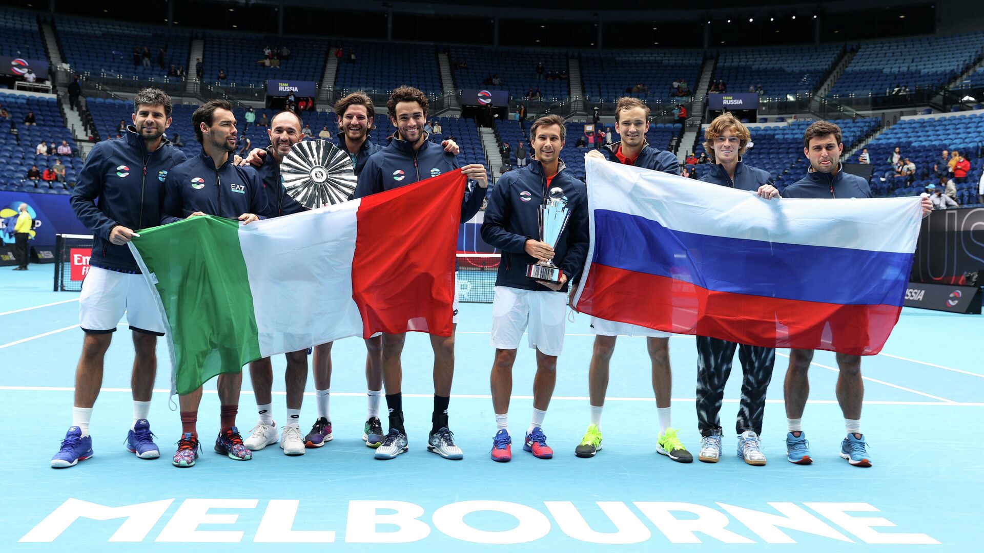 Tennis - ATP Cup - Melbourne Park, Melbourne, Australia, February 7, 2021 Russia's Daniil Medvedev, Andrey Rublev, Aslan Karatsev and Evgeny Donskoy celebrate winning the ATP Cup with the trophy after their final against Italy's Matteo Berrettini, Fabio Fognini, Simone Bolelli, Andrea Vavassori and captain Vincenzo Santopadre REUTERS/Loren Elliott - РИА Новости, 1920, 07.02.2021