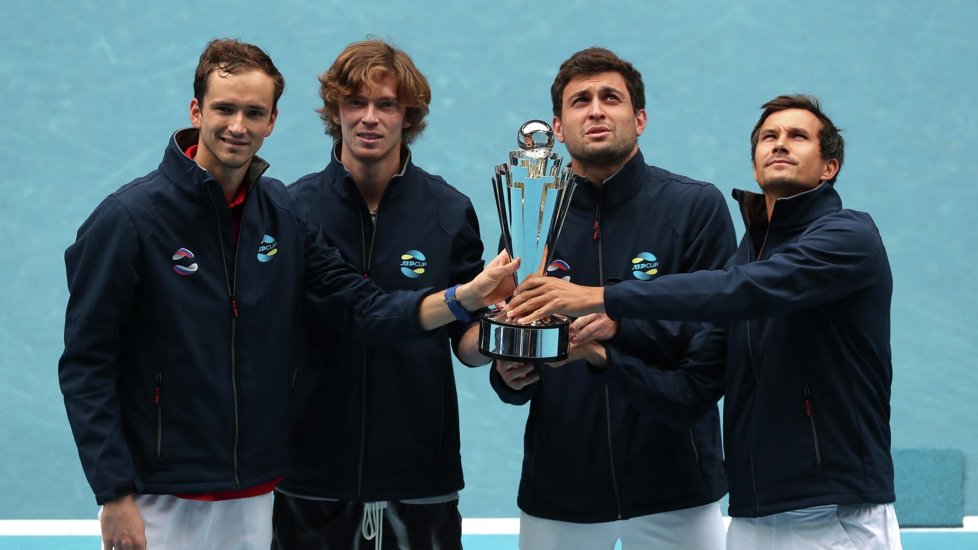 Tennis - ATP Cup - Melbourne Park, Melbourne, Australia, February 7, 2021 Russia's Daniil Medvedev, Andrey Rublev, Aslan Karatsev and Evgeny Donskoy celebrate winning the ATP Cup with the trophy after their final against Italy REUTERS/Asanka Brendon Ratnayake - РИА Новости, 1920, 07.02.2021