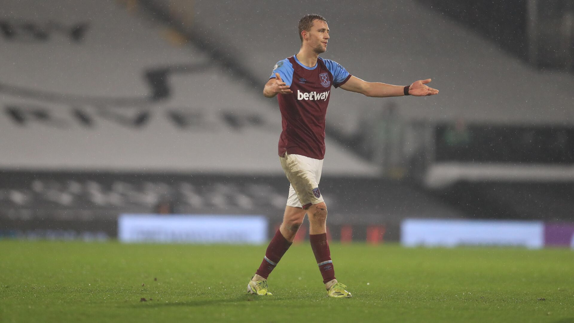 West Ham United's Czech midfielder Tomas Soucek reacts after being sent off during the English Premier League football match between Fulham and West Ham United at Craven Cottage in London on February 6, 2021. (Photo by Adam Davy / POOL / AFP) / RESTRICTED TO EDITORIAL USE. No use with unauthorized audio, video, data, fixture lists, club/league logos or 'live' services. Online in-match use limited to 120 images. An additional 40 images may be used in extra time. No video emulation. Social media in-match use limited to 120 images. An additional 40 images may be used in extra time. No use in betting publications, games or single club/league/player publications. /  - РИА Новости, 1920, 07.02.2021