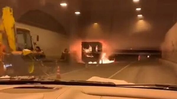 Автомобиль загорелся в тоннеле на северо-западе Москвы. Кадры с места ЧП