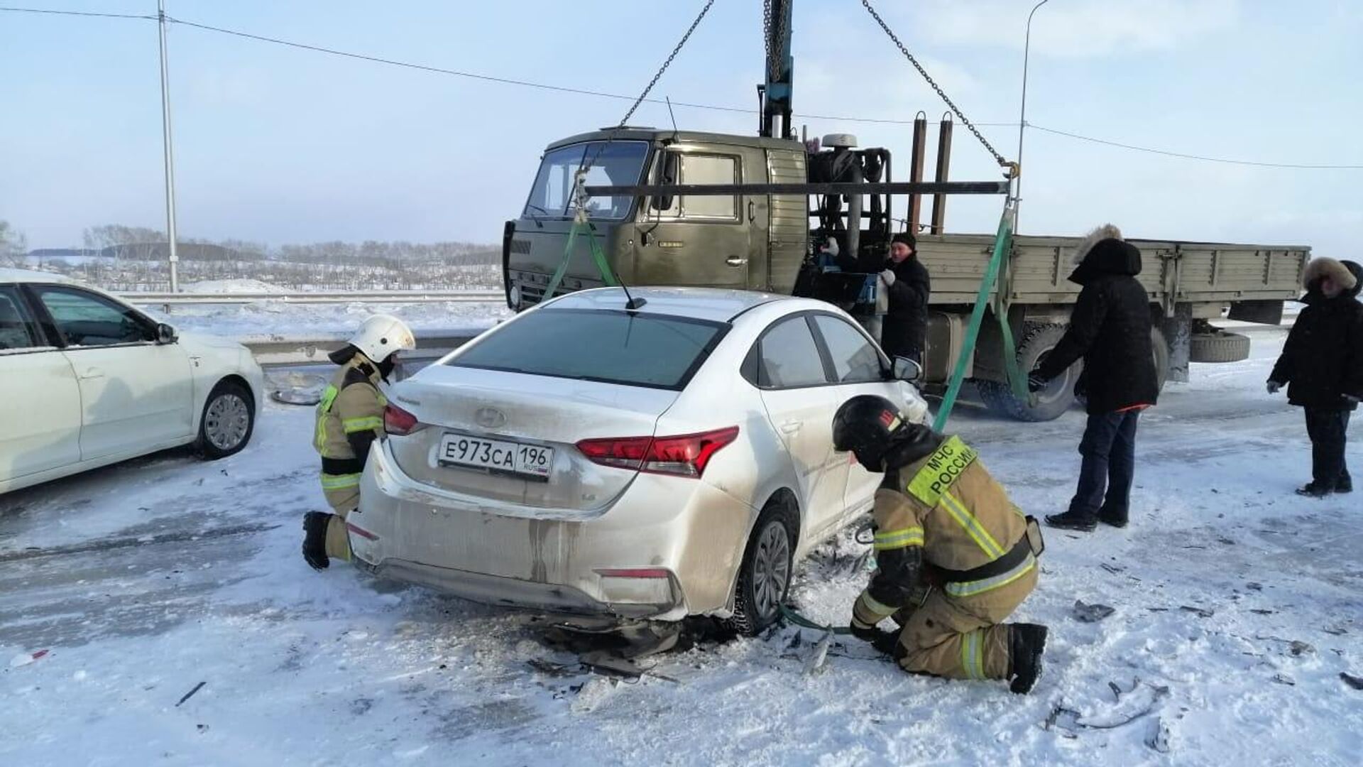 В Свердловской области восстановили движение на трассе после крупного ДТП -  РИА Новости, 07.02.2021