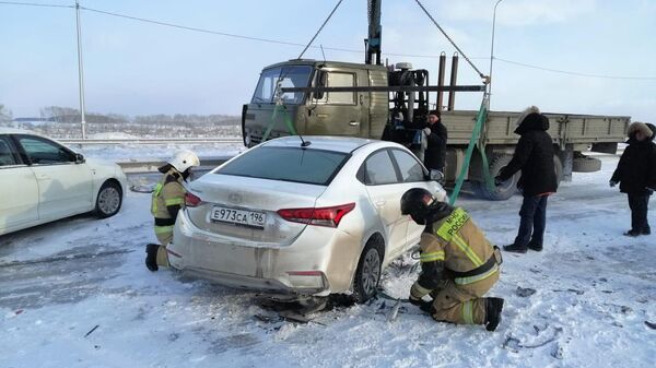 Массовое ДТП с участием порядка 20 автомобилей на трассе М5 в Свердловской области