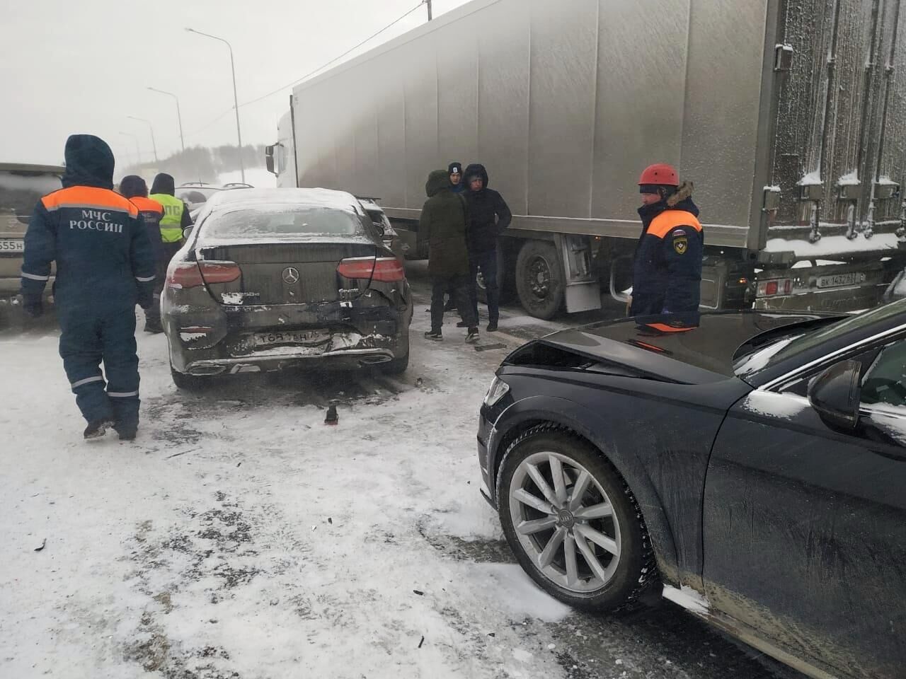 Массовое ДТП с участием порядка 20 автомобилей на трассе М5 в Свердловской области - РИА Новости, 1920, 07.02.2021