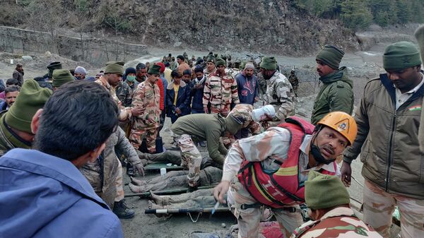 Индо-тибетская пограничная полиция занимается спасением людей после схода ледника в районе строящейся электростанции в штате  Уттаракханд, Индия