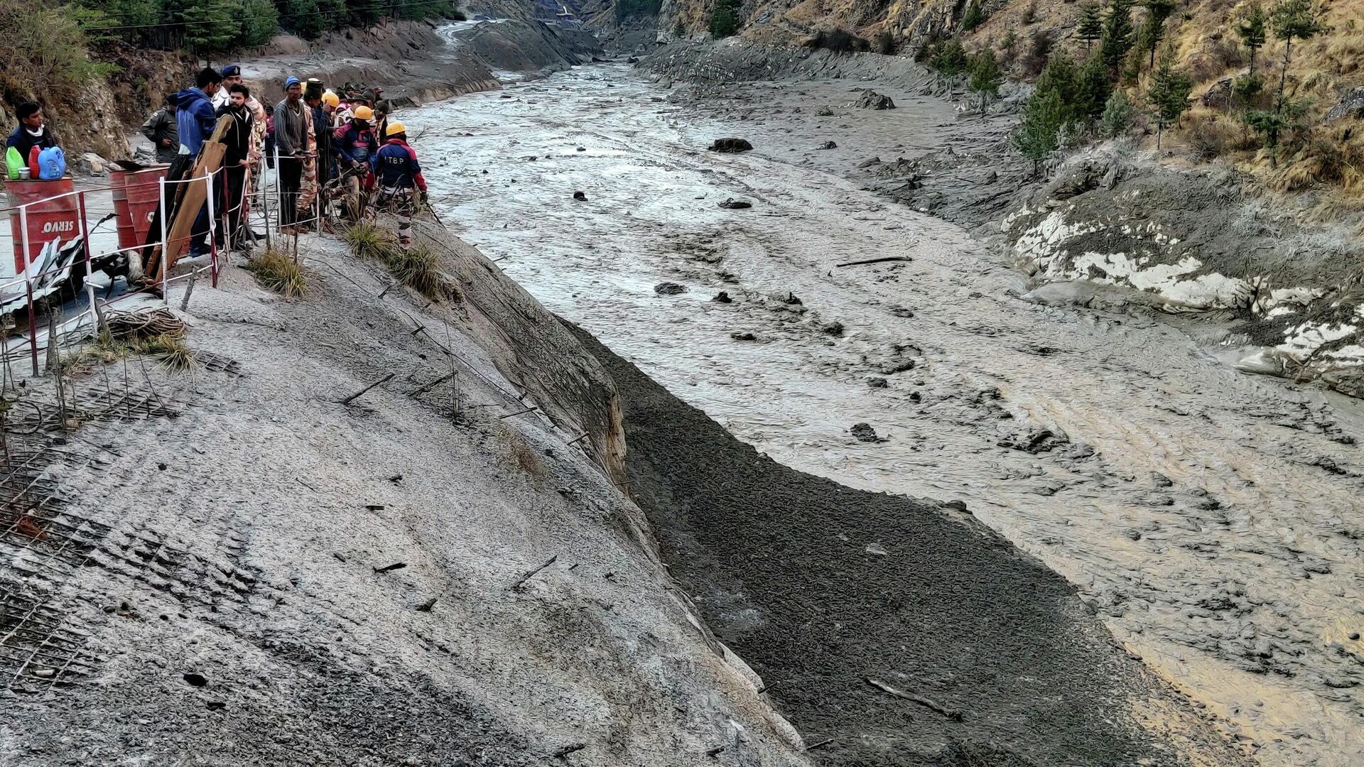 Индо-тибетская пограничная полиция занимается спасением людей после схода ледника в районе строящейся электростанции в штате Уттаракханд, Индия - РИА Новости, 1920, 19.02.2021