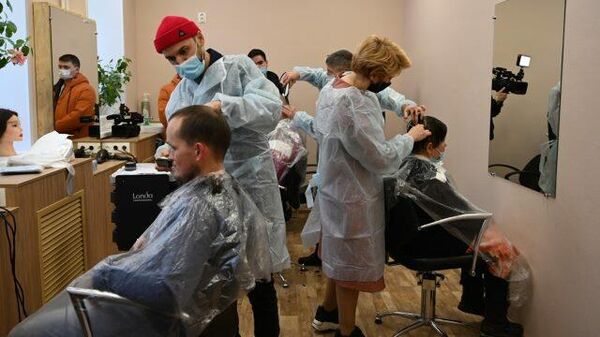 Без дома, но с прической: в Уфе открылась первая в России парикмахерская добра
