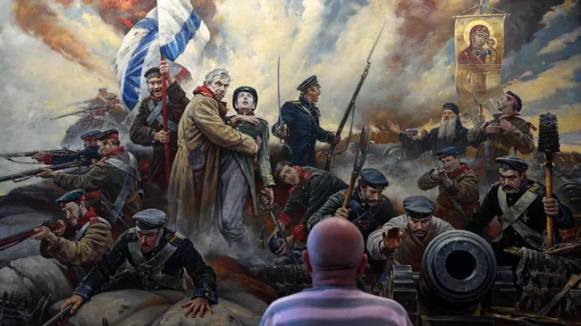 Посетитель у картины художника Василия Нестеренко Отстоим Севастополь
