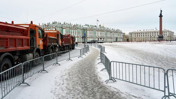 Перекрытая грузовиками Дворцовая площадь в Санкт-Петербурге
