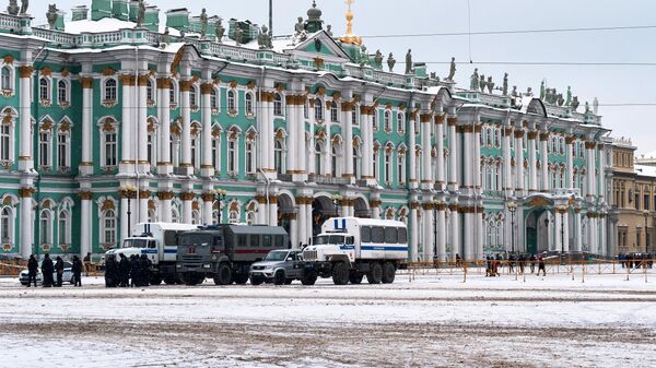 Машины полиции на Дворцовой площади в Санкт-Петербурге