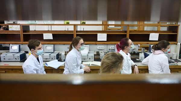 Студенты в защитных масках в лаборатории Московского государственного университета имени М. В. Ломоносова