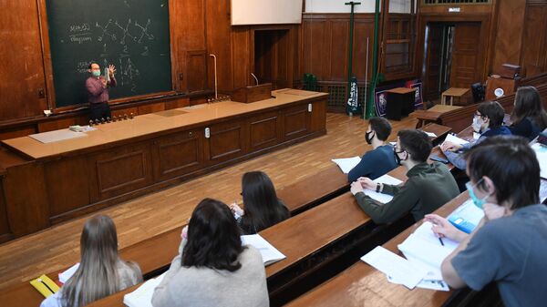 Преподаватель во время лекции в аудитории МГУ
