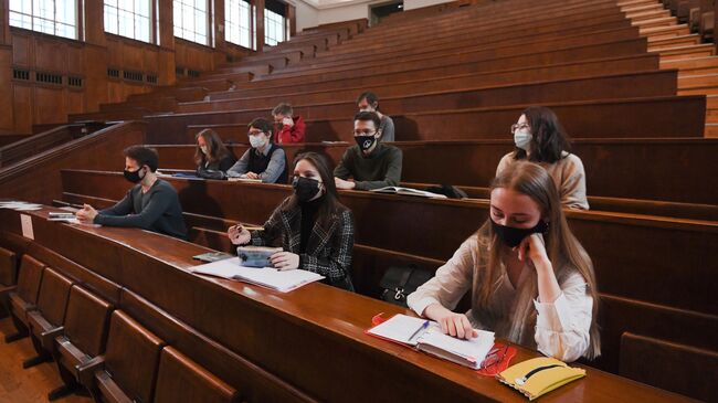 Студенты во время лекции в аудитории МГУ