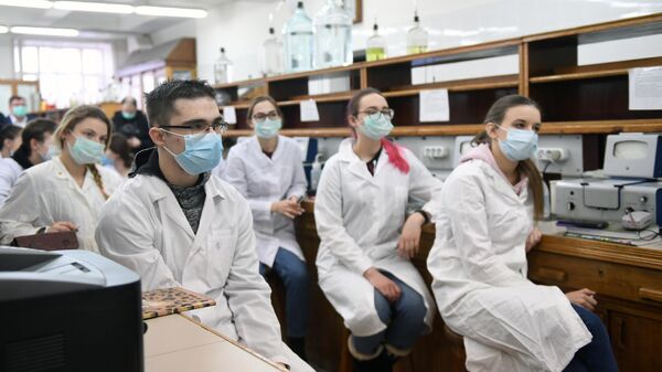 Студенты во время занятия в лаборатории МГУ
