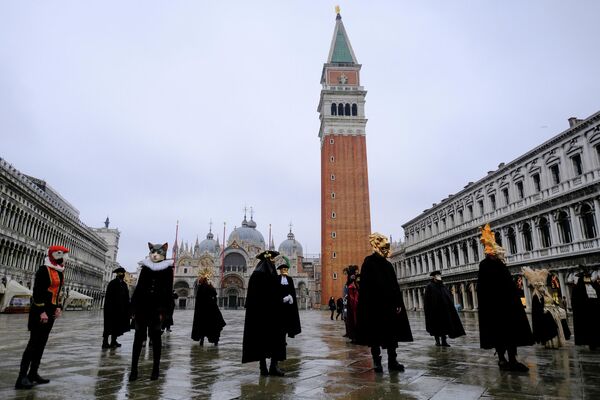 Люди в карнавальных масках и костюмах во время ежегодного Венецианского карнавала, который был отменен в этом году из-за пандемии коронавирусной инфекции в Венеции, Италия