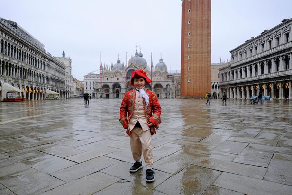 Мальчик в карнавальном костюме во время ежегодного Венецианского карнавала, который был отменен в этом году из-за пандемии коронавирусной инфекции в Венеции, Италия
