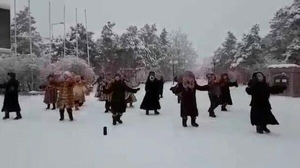 Активистки танцуют в Якутске в -45 градусов