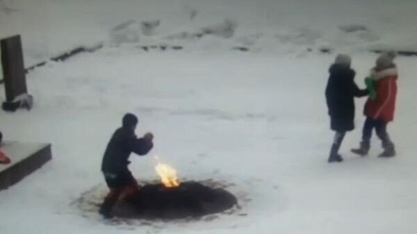 Школьники забрасывают снегом Вечный огонь в Петербурге