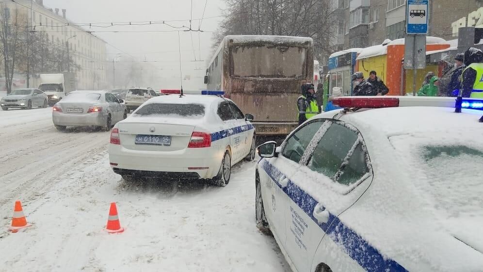 Мужчина поскользнулся и умер под колесами автобуса на остановке Калининский универмаг в Новосибирске - РИА Новости, 1920, 08.02.2021