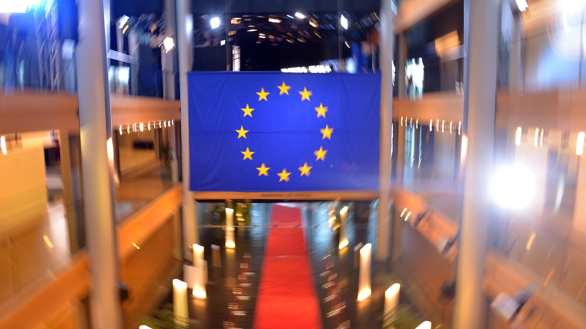 Флаг Евросоюза в главном здании Европейского парламента в Страсбурге - РИА Новости, 1920, 12.03.2021
