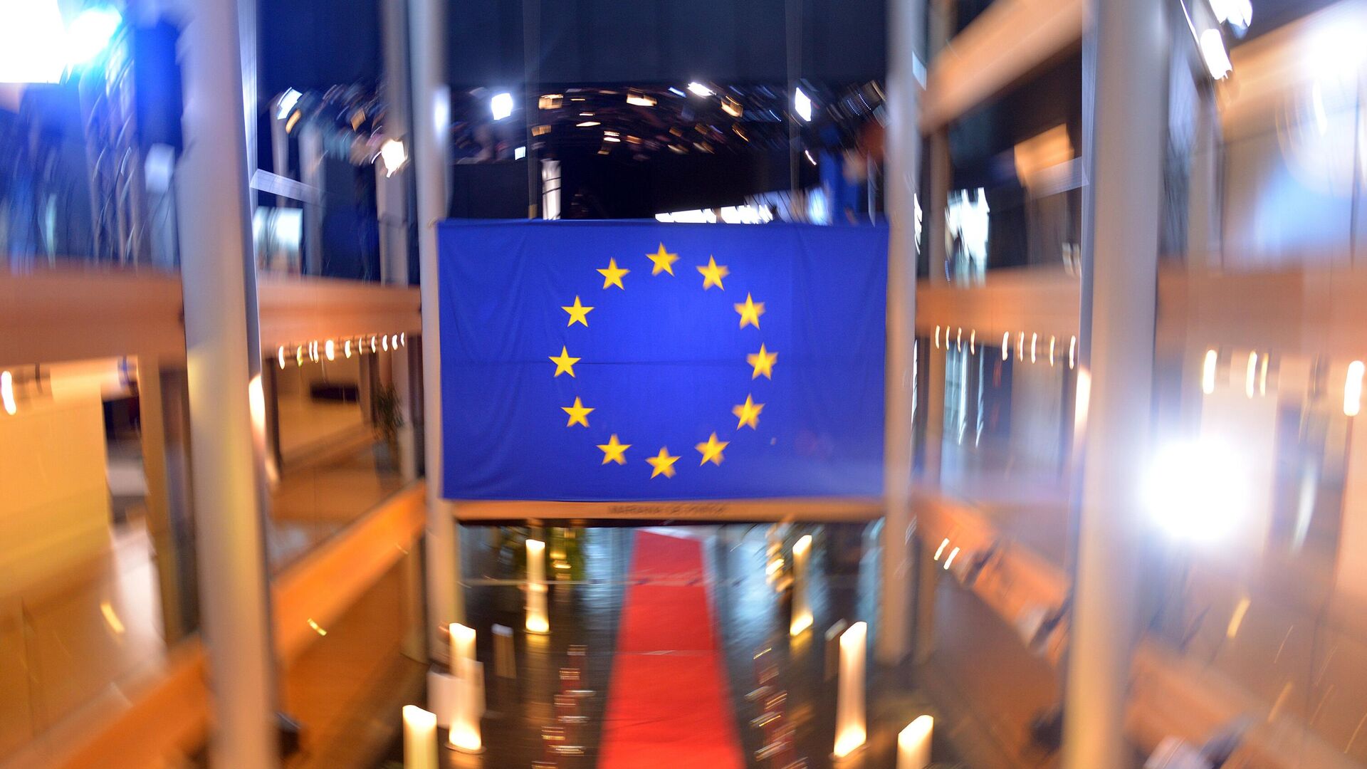 Флаг Евросоюза в главном здании Европейского парламента в Страсбурге - РИА Новости, 1920, 25.06.2021