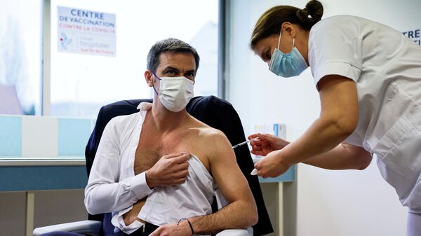 Министр здравоохранения Франции Оливье Веран получает прививку от коронавируса вакциной AstraZeneca-Oxford