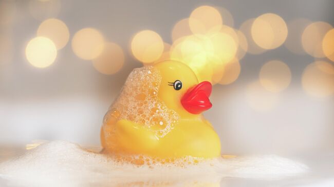 Резиновая уточка в ванной