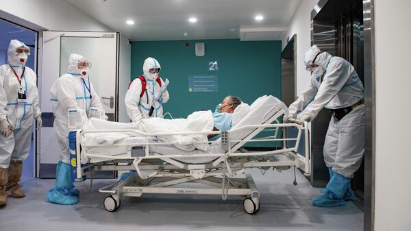 Медработники перевозят пациента в городской клинической больнице №40 в Москве