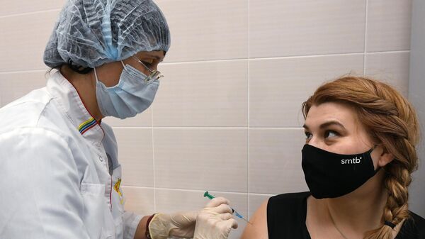 Сотрудница Сибирского федерального университета вакцинируется против COVID-19 вакциной Спутник V 